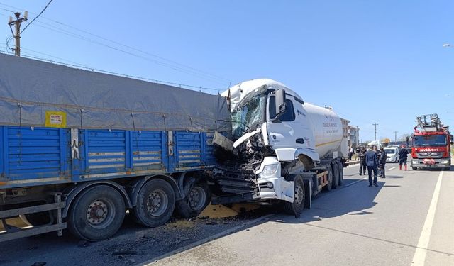 Sakarya'da arıza yapan tıra çarpan tankerdeki 1 kişi öldü, 1 kişi yaralandı