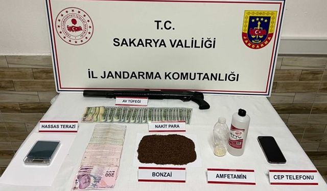 Sakarya'da geçen ay uyuşturucu ve kaçakçılık operasyonlarında 5 zanlı tutuklandı