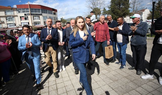 Seçimin "en genç belediye başkanı" Zeynep Çelik, mazbatasını aldı