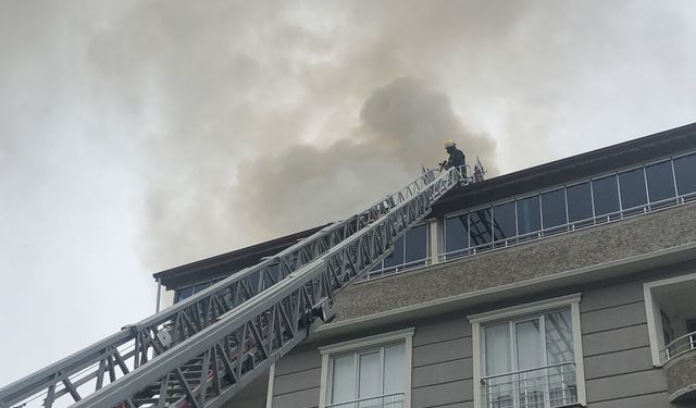 Yalova'da bir apartmanın çatı katında çıkan yangın söndürüldü