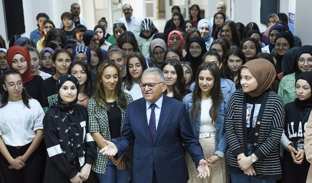 Başkan Büyükkılıç'ın taalimatıyla 27 bin 570 öğrenciye kırtasiye desteği 