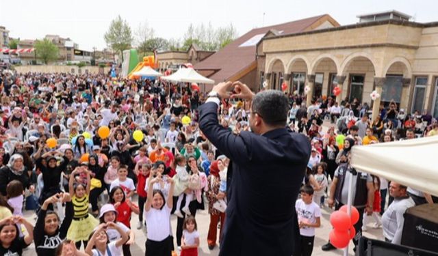 Çocuklar, 23 Nisan Çocuk Şenliği ile bayramı doyasıya yaşadı