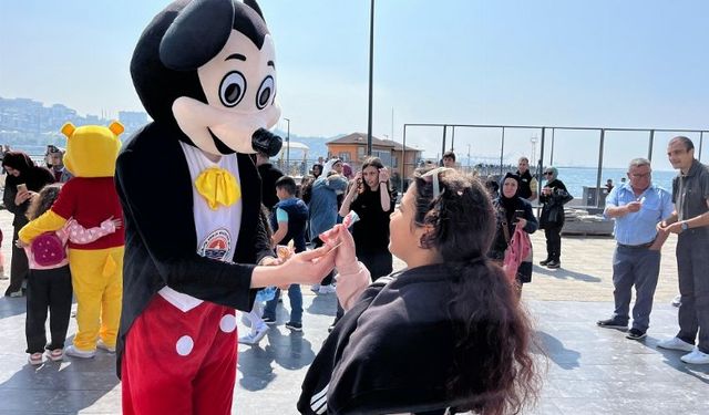 Çocuklar Gemlik'te bayramı şeker tadında kutluyor