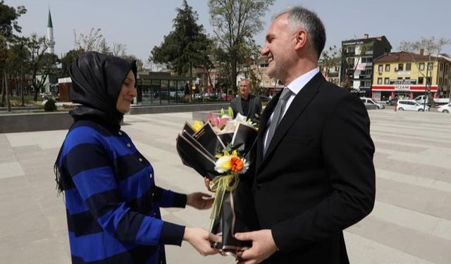 İnegöl Belediye Başkanı Alper Taban çiçeklerle karşılandı