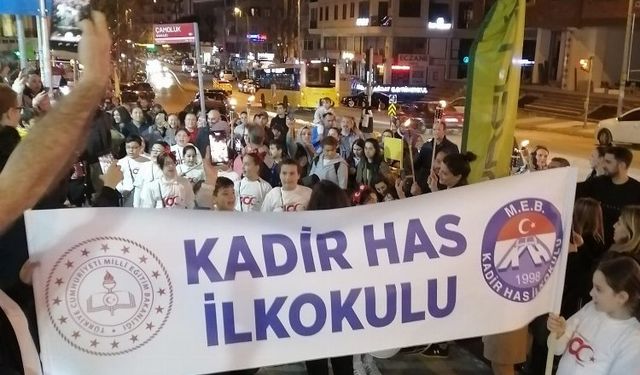 İstanbul'da öğrencilerden iftar sonrası renkli fener alayı