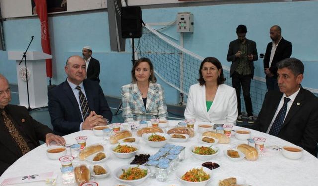 İzmir Foça'da Kaymakam Türköz'den iftar yemeği