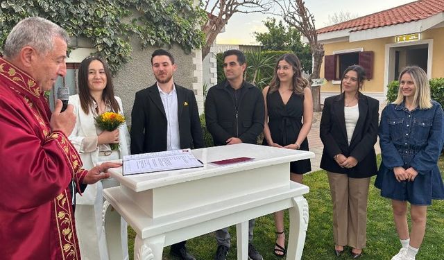 İzmir Güzelbahçe'de çiçeği burnunda Başkan'dan ilk nikah