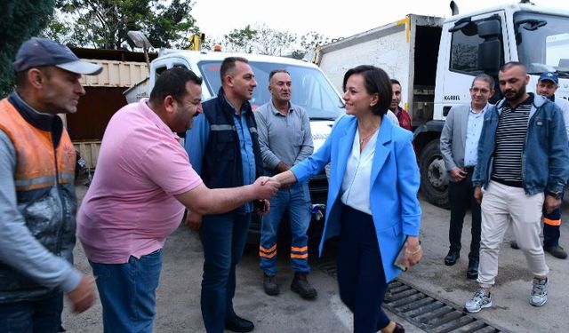 İzmir Karabağlar'da mesaiye 'Temizlik'te başladı