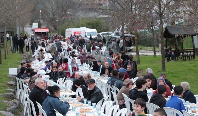 İzmit Belediyesi, halk iftarlarıyla birliktelik oluşturuyor