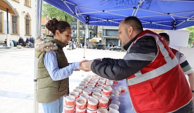 İzmit Belediyesi şehitler anısına helva dağıttı