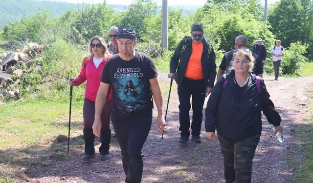 İzmit'te 23 Nisan etkinlikleri doğa yürüyüşü ile başladı