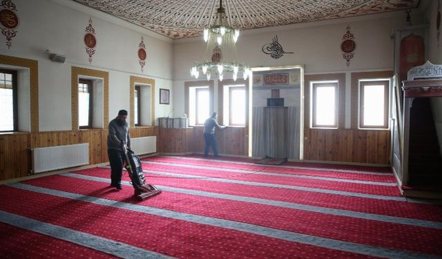 Kayseri Melikgazi'den camilere bayram temizliği