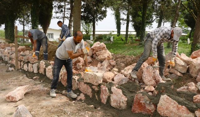 Kocaeli'de 17 mezarlıkta taş duvar ve tel çit yapılıyor