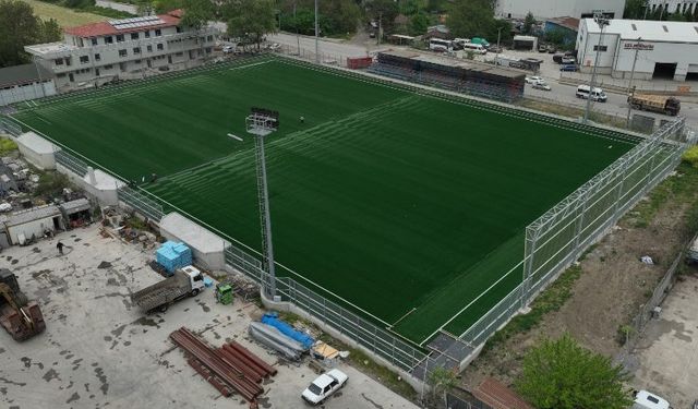 Kocaeli'de Yakup Altun Stadında sentetik çim serimi