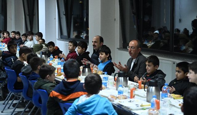 Konya'da başkanlar Hafızlık öğrencileriyle sahurda buluştu