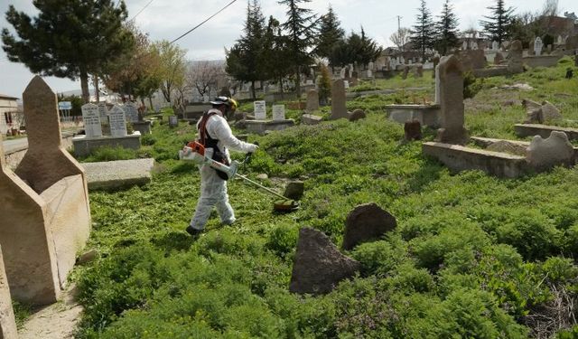 Melikgazi’de mezarlıklar bayrama hazır