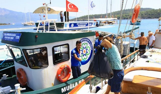 Muğla Büyükşehir Belediyesi bayram tatilinde de teknelerden atık topladı