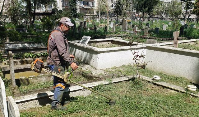 Sakarya'da mezarlıklar bayrama hazırlanıyor