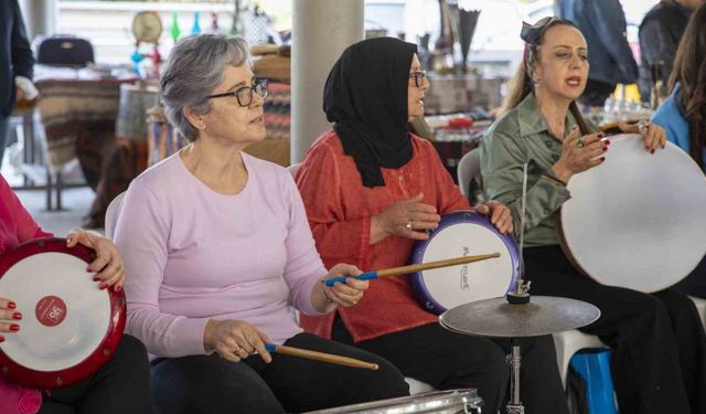 16 kişiden oluşan Kadın Ritim Grubu, Antika Pazarı’nda konser verdi