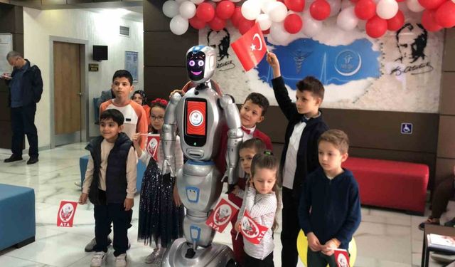 23 Nisan coşkusunu Robot Ada ile kutladılar