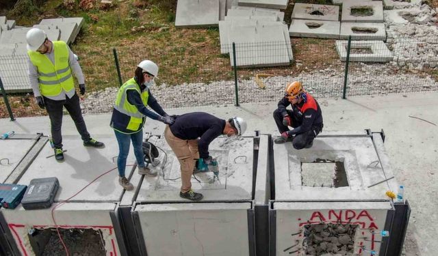 AFAD, Antalya’da oluşturulan temsili enkaz alanında gönüllü arama kurtarma ekibi yetiştiriyor