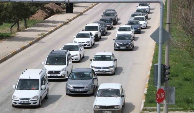 Afyonkarahisar’da karayollarında yoğunluk yaşanmaya başlandı