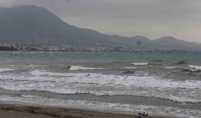 Alanya sahilinde şiddetli rüzgar denizde dalgalar oluşturdu