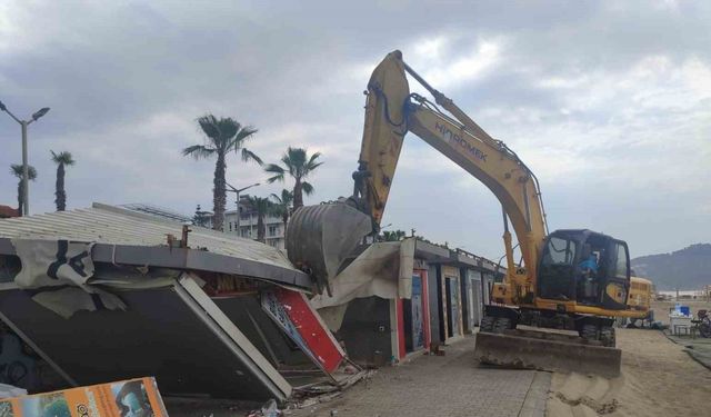 Alanya sahilindeki barakalar yıkıldı