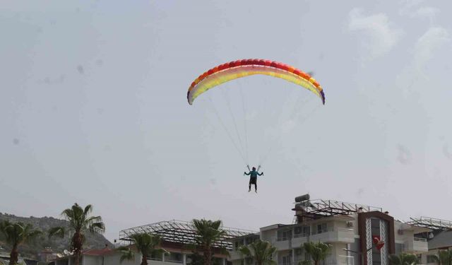 Alanya semaları yamaç paraşütleriyle renklendi