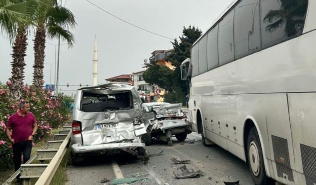 Alanya’da 4 araçlı zincirleme kaza