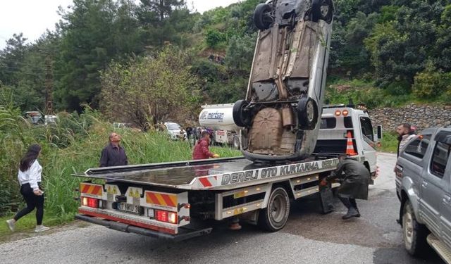 Alanya’da şarampole yuvarlanan araç hurdaya döndü