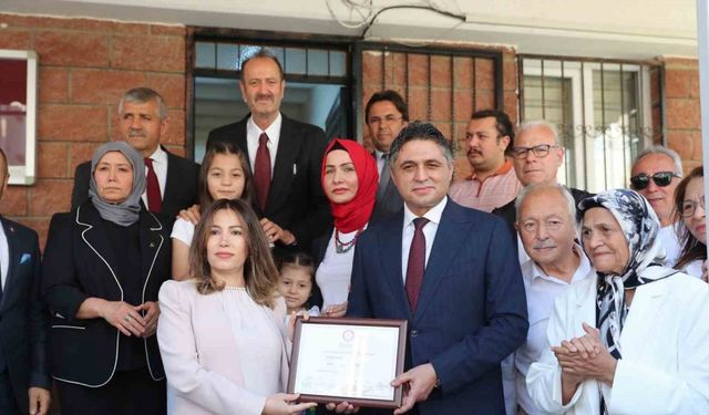 Aliağa Belediye Başkanı Serkan Acar mazbatasını aldı