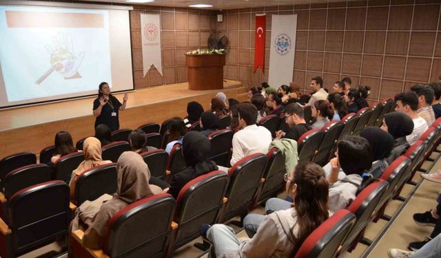 ALKÜ Hemşirelik öğrencilerine hastane enfeksiyonu anlatıldı