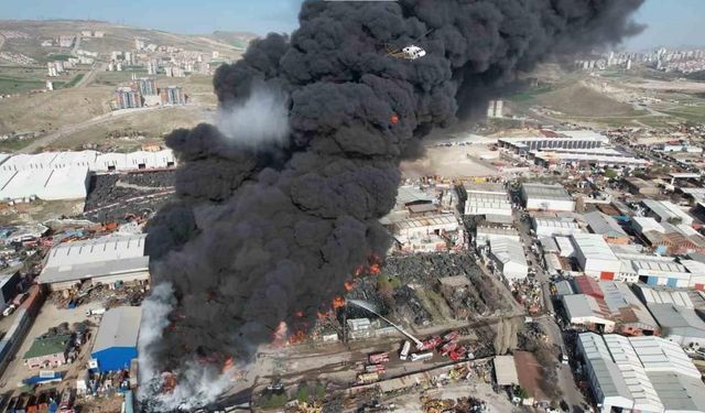 Ankara’da Hurdacılar Sitesi’ndeki yangında gökyüzünü siyah dumanlar kapladı