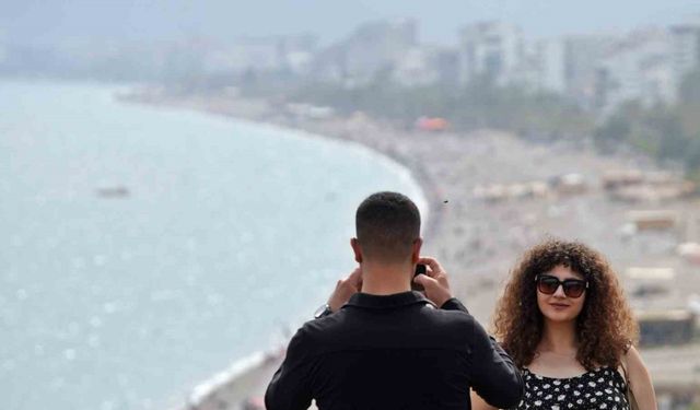 Antalya’da çöl tozunun etkisi azaldı, sahiller doldu