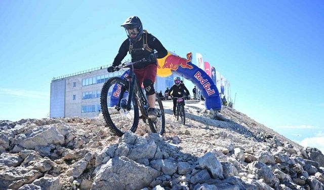 Antalya’da gökyüzünden denize pedal çevirdiler