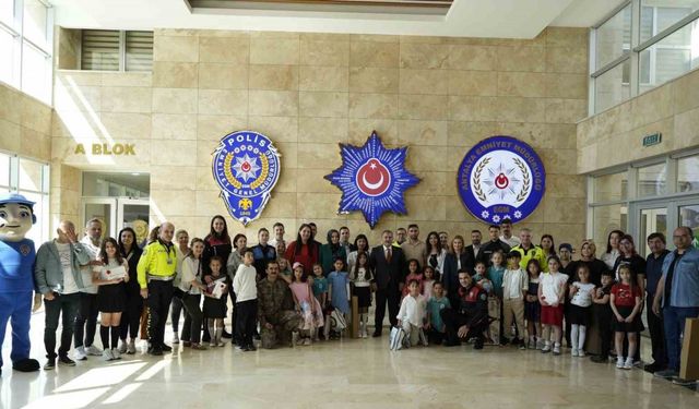 Antalya’da öğrenciler hayallerindeki polisi resme taşıdı