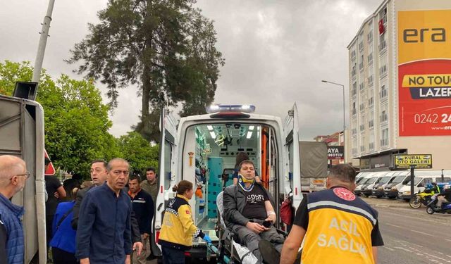 Antalya’da otel servis aracı devrildi: 19 yaralı