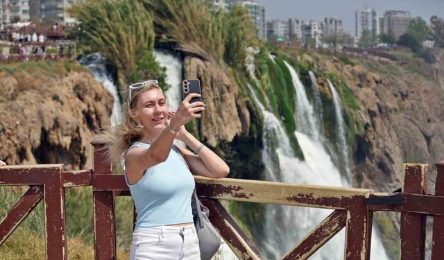 Antalya’nın yasak dinletmeyen cazibesi Düden Şelalesi, tatilci akınına uğradı