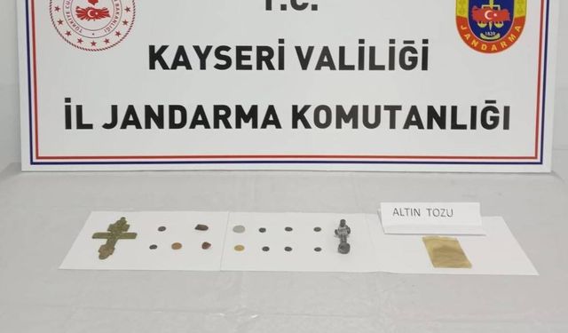 Arama yapılan araçtan çok sayıda tarihi eser çıktı