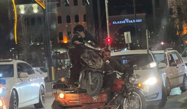 Arızalanan motoru, üstündeki sürücüyle başka bir motorla taşıdılar