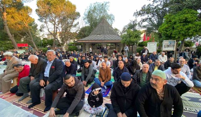 Aydın’da vatandaşlar bayram namazında camileri doldurdu