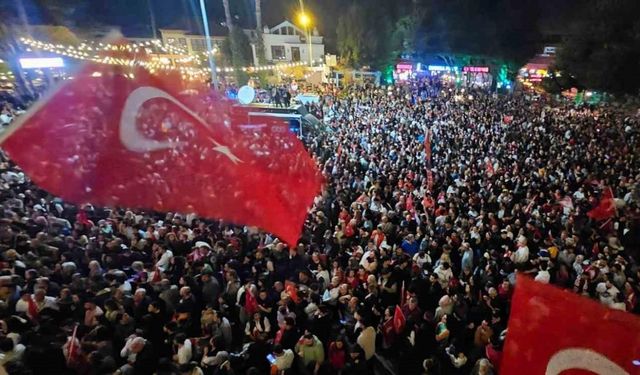 Balkon konuşması yapan Böcek: "Antalya’da rekor kırmaya devam edeceğiz"