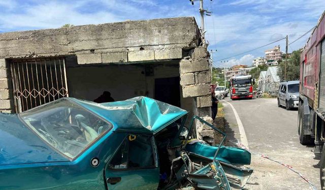 Barakaya çarpan otomobil hurdaya döndü, sürücüsü ağır yaralandı