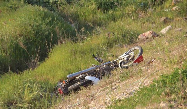 Bariyerlere çarpan motosiklet dere yatağına uçtu: 2 genç hayatını kaybetti