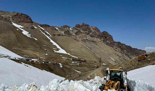 Başkale’de kar nedeniyle 5 aydır kapalı olan yol ulaşıma açıldı