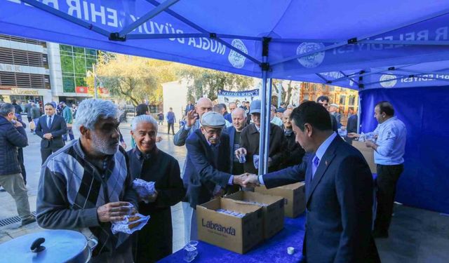 Başkan Aras’tan bayram sabahı vatandaşlara simit ve peynir