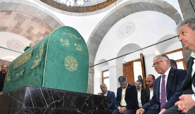 Başkan Büyükkılıç mazbatayı aldı;  Seyyid Burhaneddin Hazretleri Türbesi’ni ziyaret etti