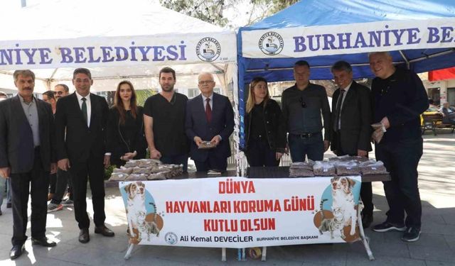 Başkan Deveciler dünya sokak hayvanları gününü hayvan severler ile kutladı