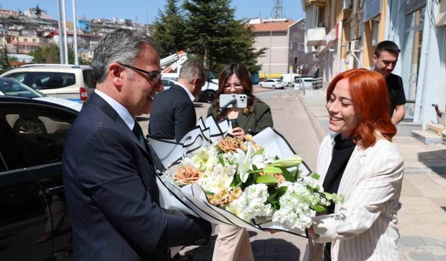 Başkan Özdoğan çiçeklerle karşılandı